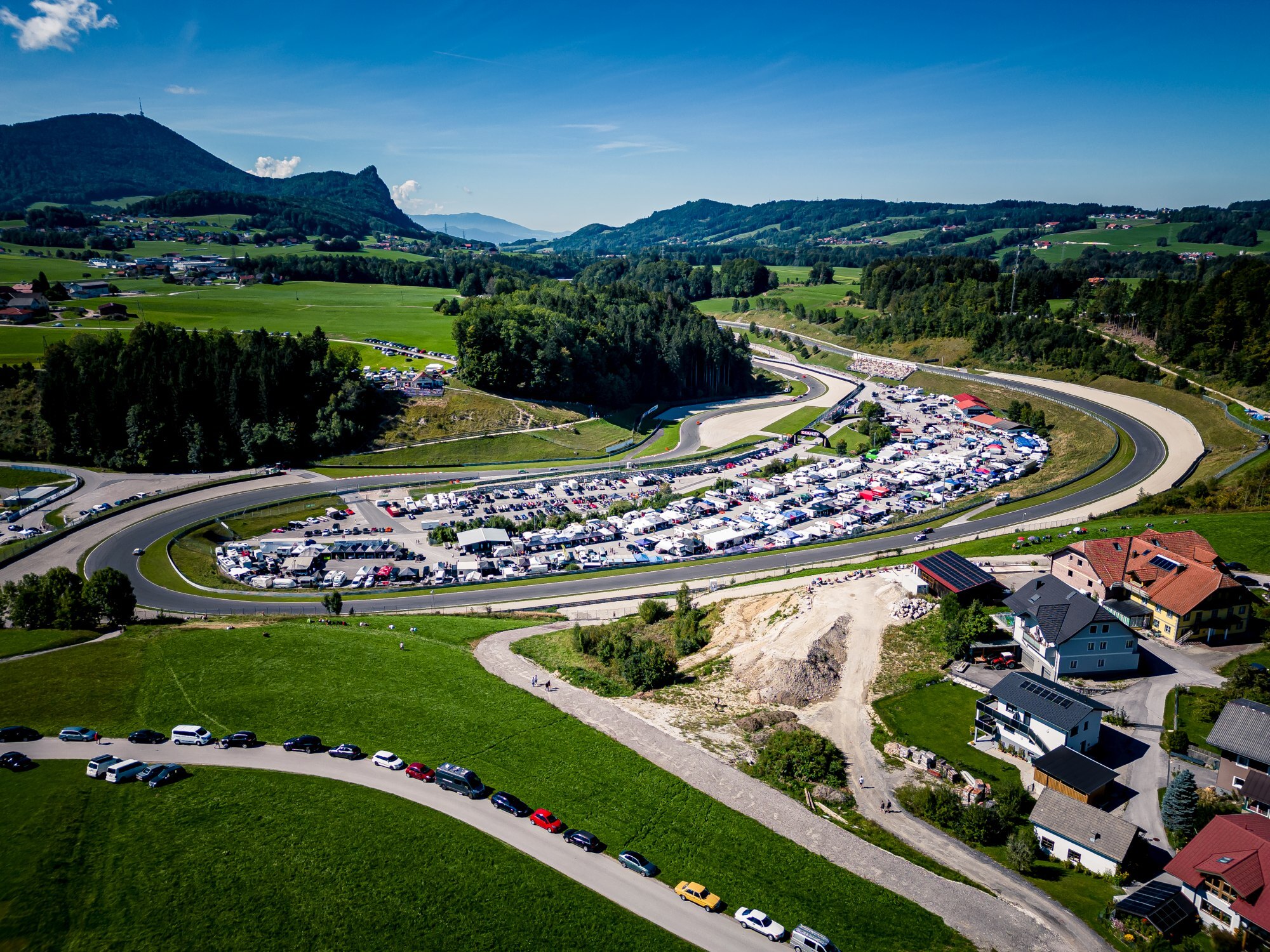 Blick ueber das Fahrerlager in Richtung Nockstein