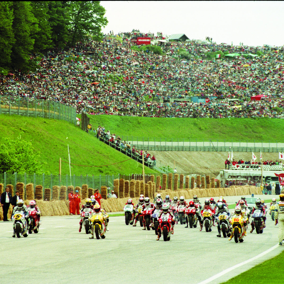 1993.05.16.-motorrad-wm-sbg-ring-250-klasse-vor-dem-start